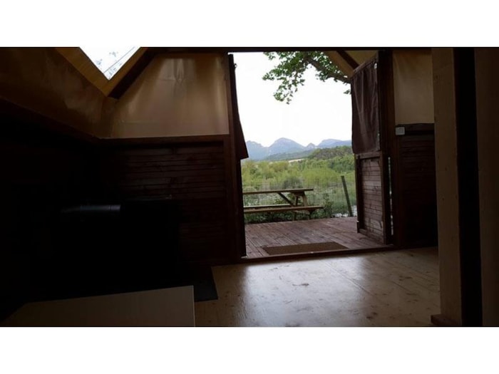 Cabane Trappeur Surplombant La Rivière Avec Vue Sur Les Montagnes