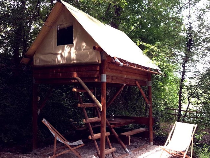 Cabane Bivouac Sur Pilotis Sous Les Arbres