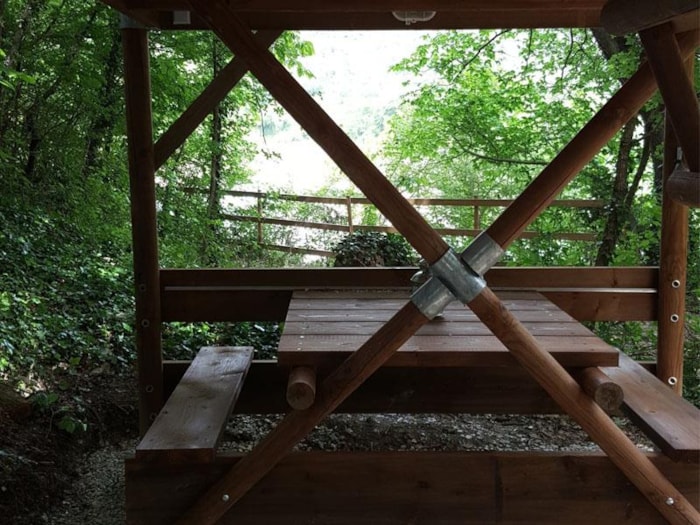 Cabane Bivouac Sur Pilotis Sous Les Arbres