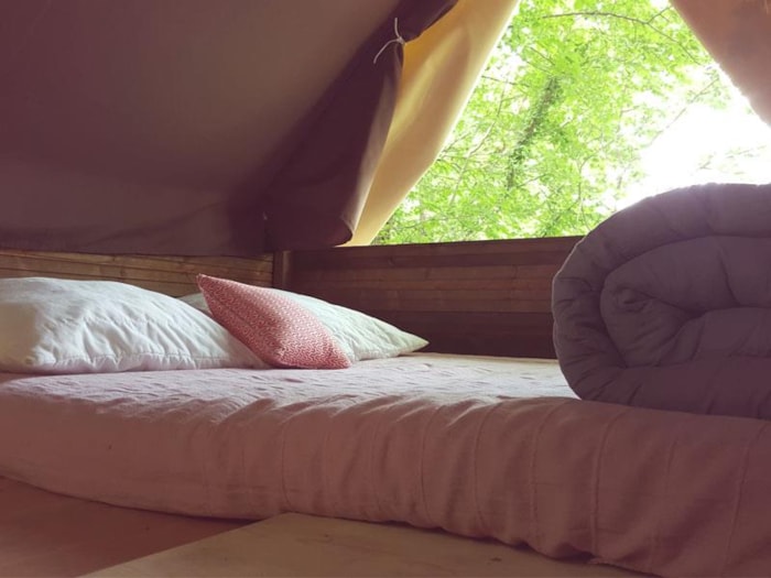 Cabane Bivouac Sur Pilotis Sous Les Arbres