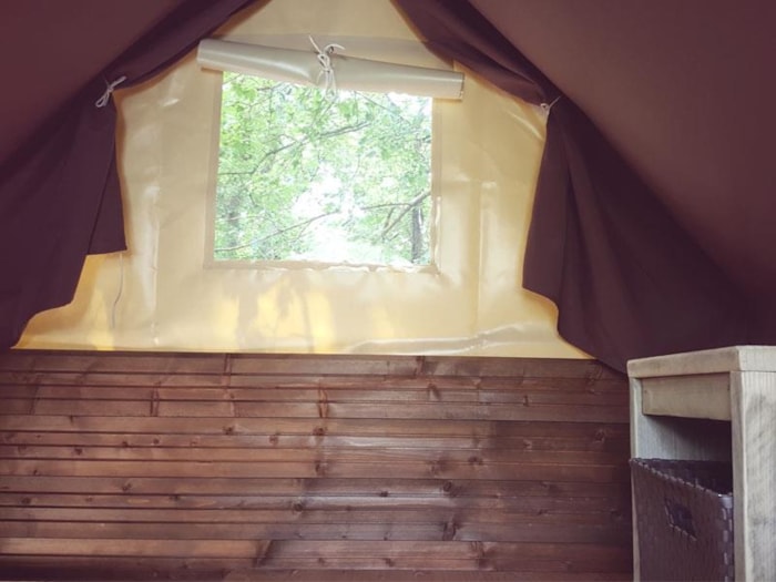 Cabane Bivouac Sur Pilotis Sous Les Arbres