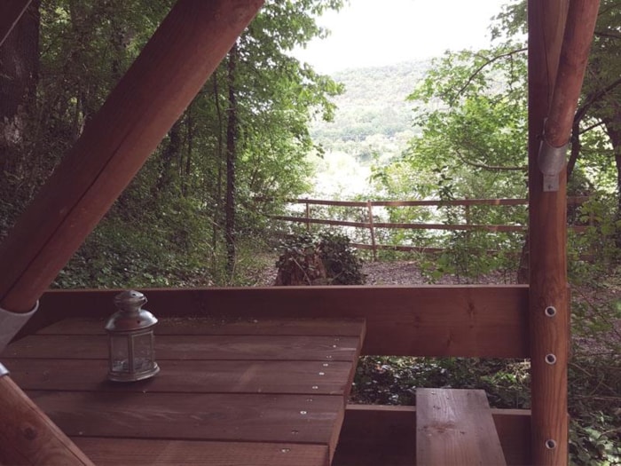 Cabane Bivouac Sur Pilotis Sous Les Arbres