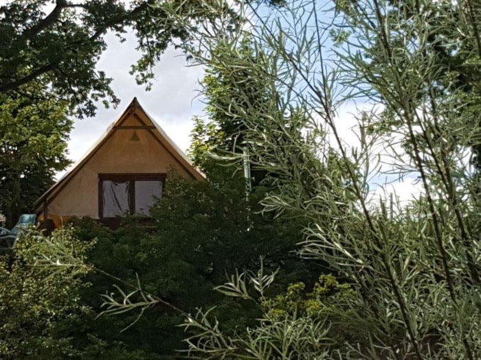 Cabane Trappeur Surplombant La Rivière Avec Vue Sur Les Montagnes