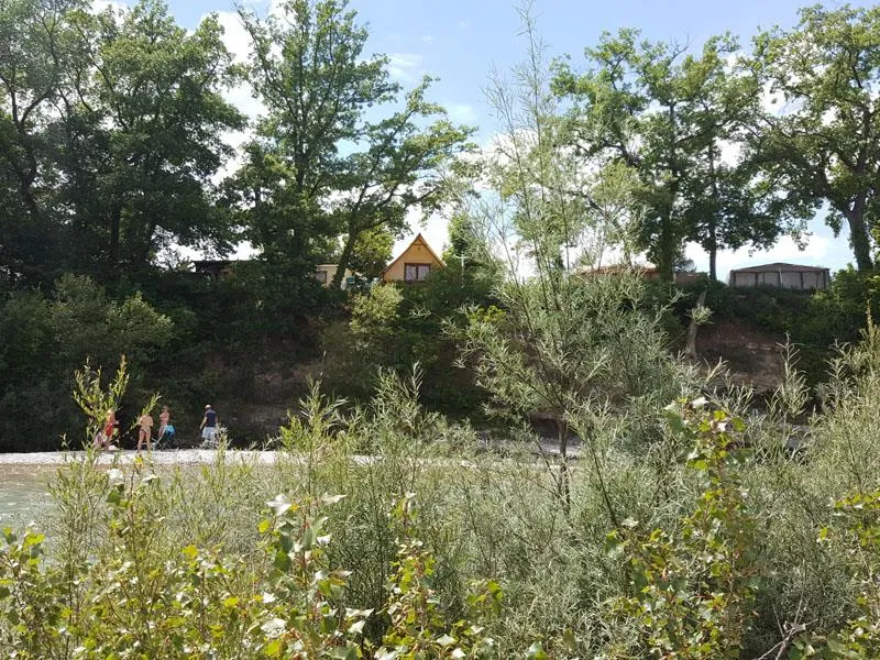 Cabane Trappeur Surplombant La Rivière Avec Vue Sur Les Montagnes