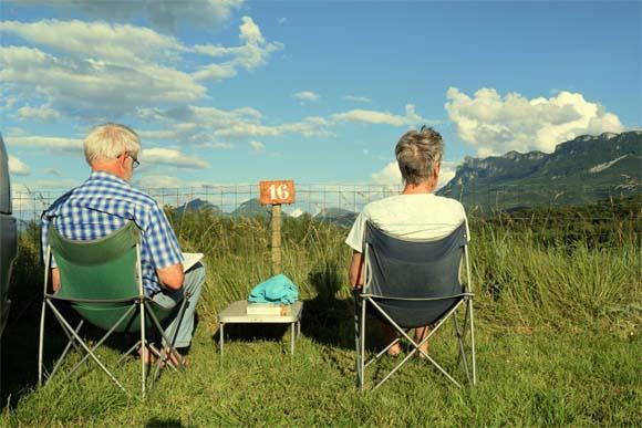 Emplacement Exclusif Avec Vue Sur La Rivière Et Montagnes Caravane, Tente Ou Camping Car