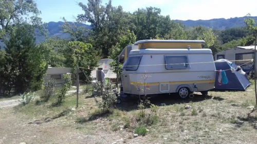 Pitch - Nature Pitch For Caravans, Tents, Or Motorhomes - image n°2 - Les Chamberts camping et lodges