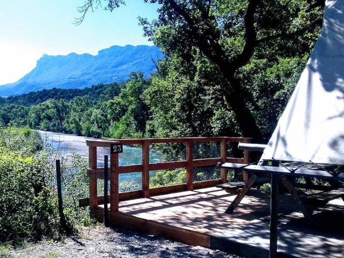 Cabane Trappeur Surplombant La Rivière Avec Vue Sur Les Montagnes