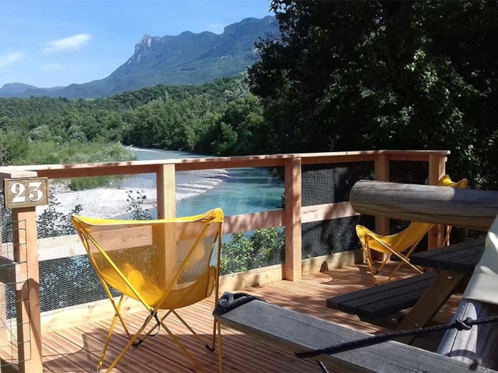 Cabane Trappeur Surplombant La Rivière Avec Vue Sur Les Montagnes