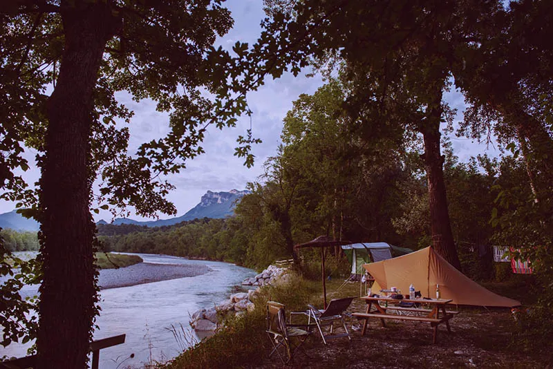 Emplacement exclusif pour tente en bord de rivière Drôme
