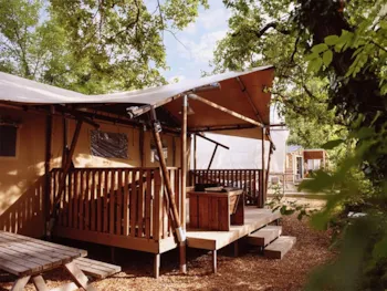 Accommodation - Luxury Lodge Nature Tent With River View - Les Chamberts camping et lodges