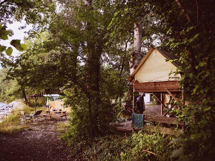 Cabane Bivouac Sur Pilotis Sous Les Arbres