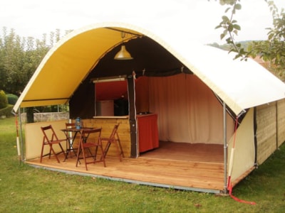 20m² Lodge tent (2 bedrooms) + 7.50m² covered terrace + equipped kitchen area