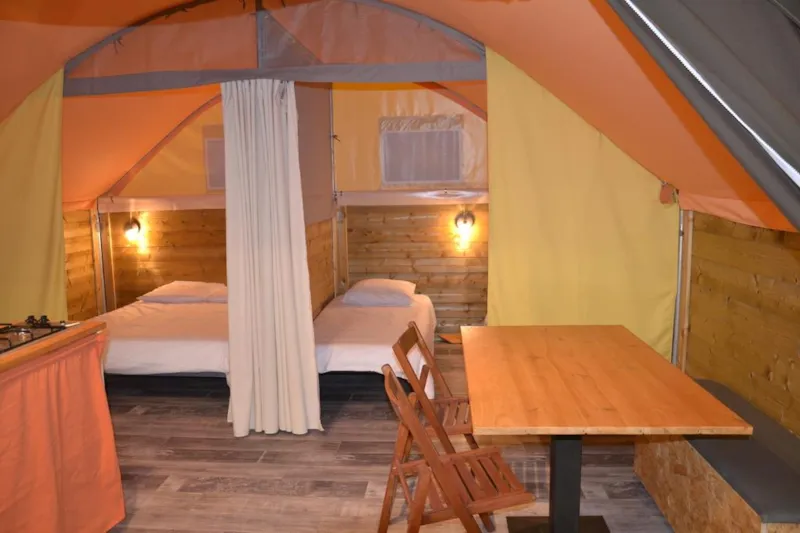 Tente Lodge 20M2 (2 Chambres) + Terrasse Couverte 7.50M2 + Coin Cuisine Équipée 2/4 Pers.