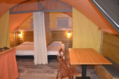 20m² Lodge tent (2 bedrooms) + 7.50m² covered terrace + equipped kitchen area