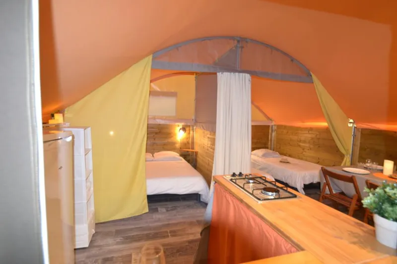 Tente Lodge 20M2 (2 Chambres) + Terrasse Couverte 7.50M2 + Coin Cuisine Équipée 2/4 Pers.