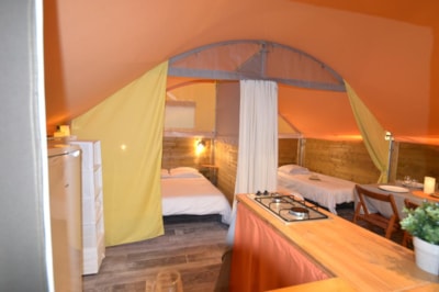 20m² Lodge tent (2 bedrooms) + 7.50m² covered terrace + equipped kitchen area
