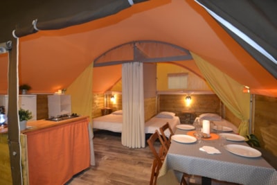 20m² Lodge tent (2 bedrooms) + 7.50m² covered terrace + equipped kitchen area