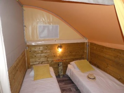20m² Lodge tent (2 bedrooms) + 7.50m² covered terrace + equipped kitchen area