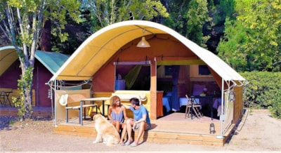 20m² Lodge tent (2 bedrooms) + 7.50m² covered terrace + equipped kitchen area