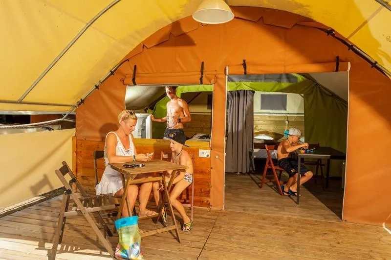 Tente Lodge 20M2 (2 Chambres) + Terrasse Couverte 7.50M2 + Coin Cuisine Équipée 2/4 Pers.