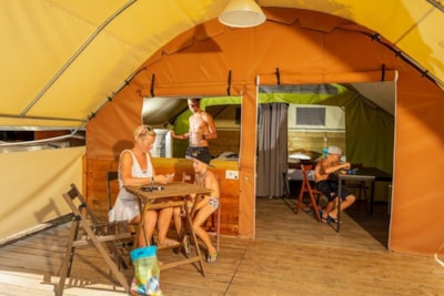 20m² Lodge tent (2 bedrooms) + 7.50m² covered terrace + equipped kitchen area