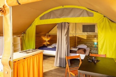 20m² Lodge tent (2 bedrooms) + 7.50m² covered terrace + equipped kitchen area