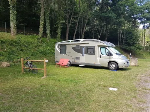Emplacement - Emplacement 2 Pers Tente/Caravane Avec Véhicule Ou Camping-Car - image n°1 - Camping du Cheylard sur Eyrieux
