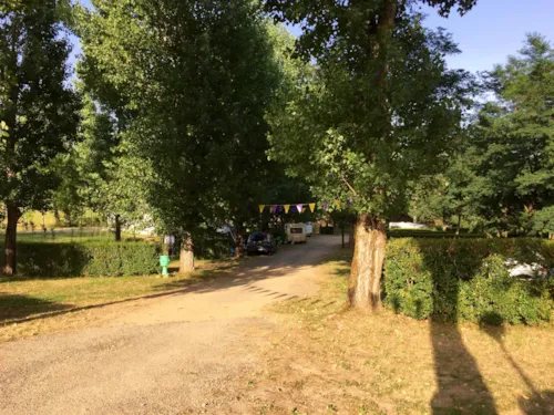 Emplacement - Emplacement Camping Tente Ou Camping Car / Caravane - image n°5 - Camping Pierrageais