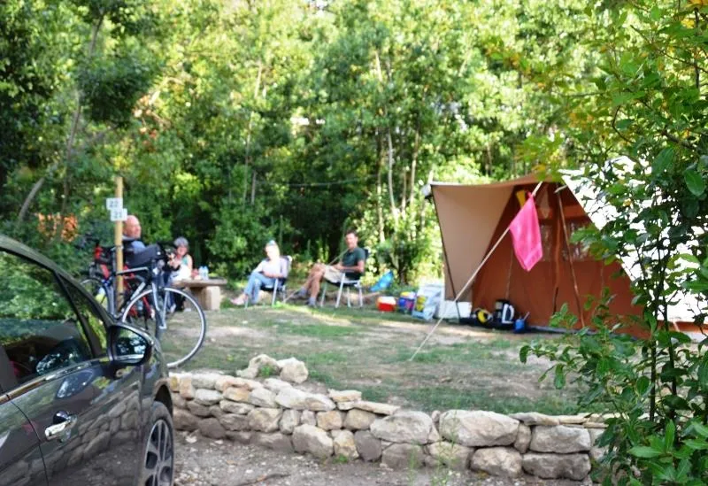 Emplacement Pour Camping-Car/Caravane/Tente - Avec Electricité - Jusqu'à 6 Personnes