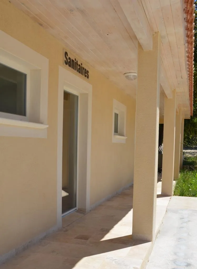 Emplacement Pour Camping-Car/Caravane/Tente - Avec Electricité - Jusqu'à 6 Personnes