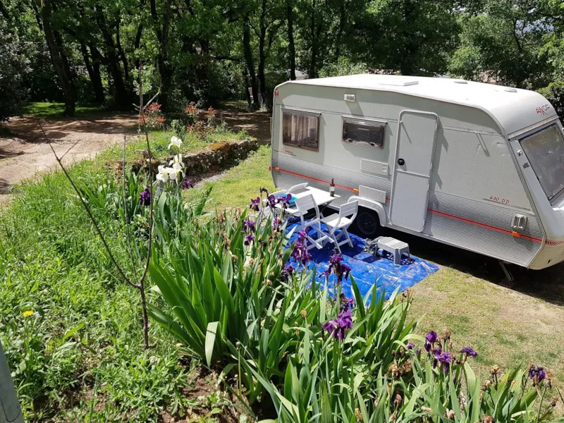 Emplacement Pour Camping-Car/Caravane/Tente - Avec Electricité - Jusqu'à 6 Personnes