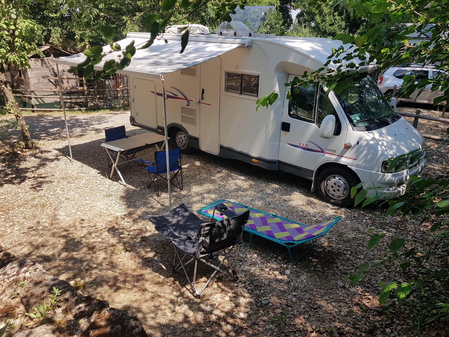 Kampeerplaats - Standplaats : Camping Car /Tent Of Caravan+2 Pers - Camping de la Colline