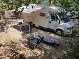 Kampeerplaats(en) - Standplaats : Camping Car /Tent Of Caravan+2 Pers - Camping de la Colline