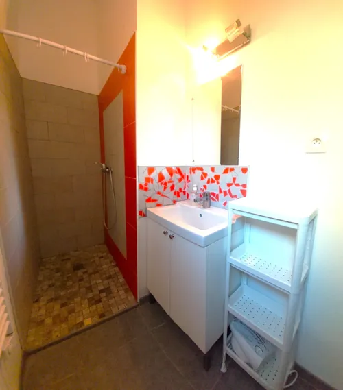 Mietunterkunft - Ferienhaus – L'atelier – Klimatisiert - image n°5 - Camping de la Colline