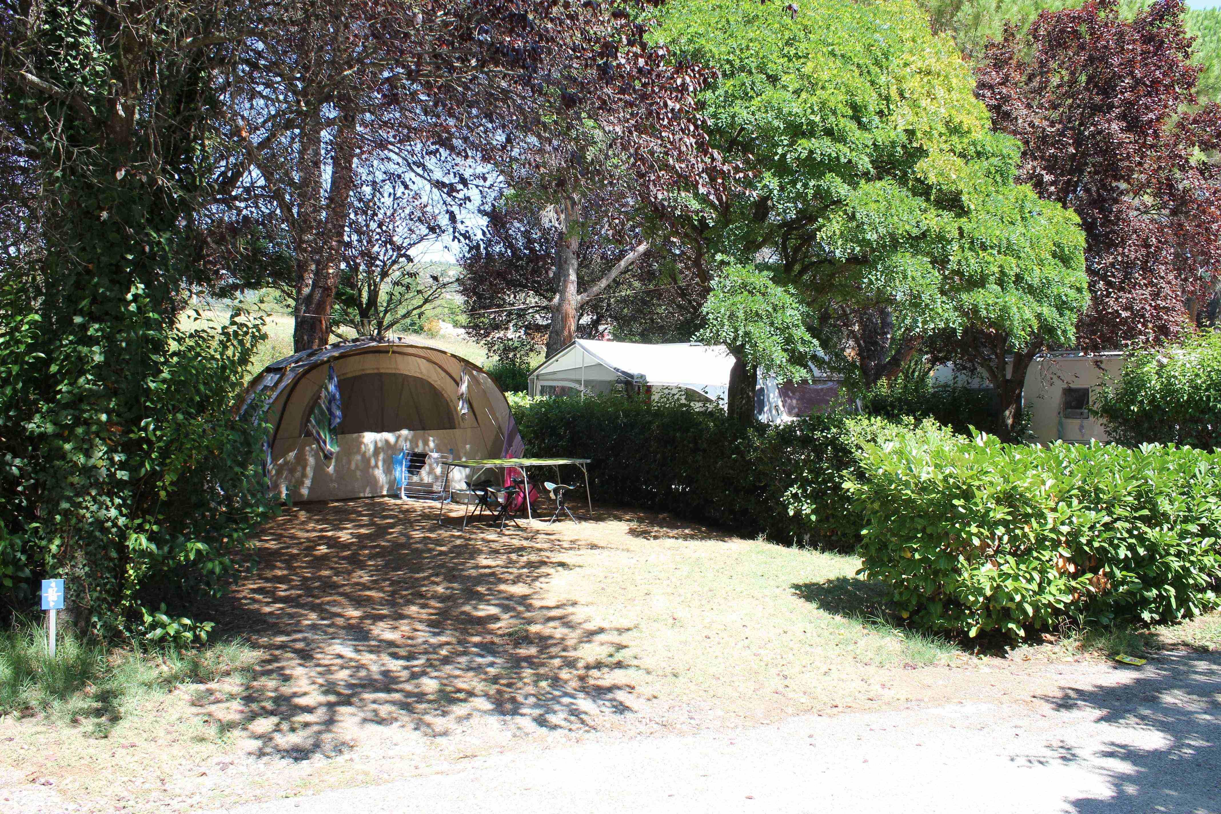Kampeerplaats - Basisprijs Natuurplaats (Zonder Elektriciteit) (1 Tent, Caravan Of Camper / 1 Auto) - Flower Camping Provence Vallée