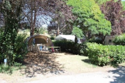 Kampeerplaats(en) - Basisprijs Natuurplaats (Zonder Elektriciteit) (1 Tent, Caravan Of Camper / 1 Auto) - Flower Camping Provence Vallée