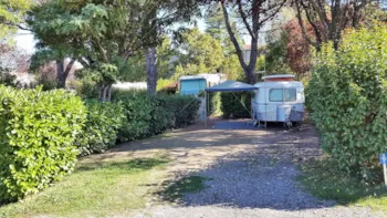 Pitch - Comfort Package Solo (1 Tent, Caravan Or Motorhome / 1 Car / Electricity 10A) - Flower Camping Provence Vallée