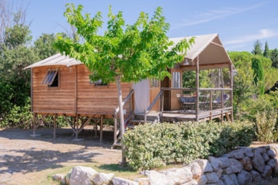 Lodge cabin on stilts — 6