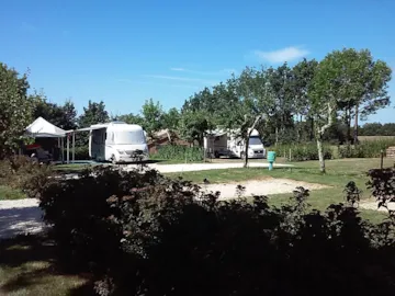 Pitch - Pitch: Camping-Car + Electricity 10A - Camping Dordogne Las Patrasses