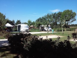 Emplacement - Emplacement Camping-Car Avec Électricité 10 Ampères - Camping Dordogne Las Patrasses