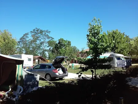 Kampeerplaats(en) - Aire De Camping Car Soiree Etape Avec Électricité 10 Amp - Camping Dordogne Las Patrasses