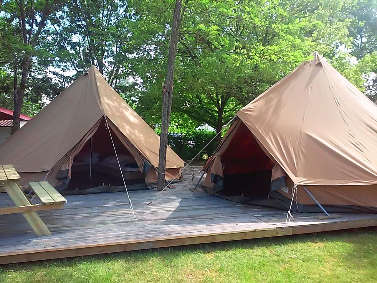 Huuraccommodatie - Tente Aménagée 2 Modules Sur Terrasse 1 Tente Repas Avec Cuisine Équipée Et 1 Tente Avec Un Espace Pour Dormir - Camping Las Patrasses