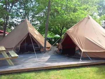 Accommodation - Tente Aménagée 2 Modules Sur Terrasse 1 Tente Repas Avec Cuisine Équipée Et 1 Tente Avec Un Espace Pour Dormir - Camping Dordogne Las Patrasses