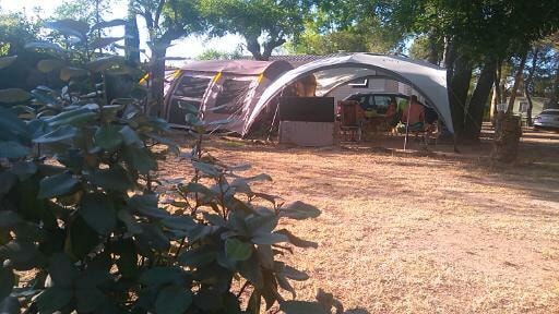 Emplacement Camping 2P + 1 Voiture + Tente Ou Caravane + Électricité