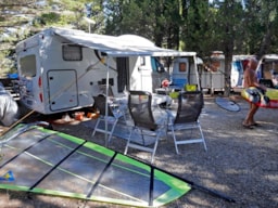 Emplacement - Emplacement Avec Électricité 6 A - Camping Naturiste Le Clapotis