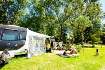 Stellplatz - Confort Standard Stellplatz "Blick Auf Gabionen" - Camping Sunêlia Ma Prairie