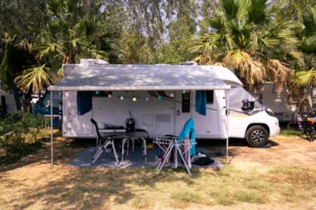 Stellplatz - Confort Standard Stellplatz "Blick Auf Gabionen" - Camping Sunêlia Ma Prairie