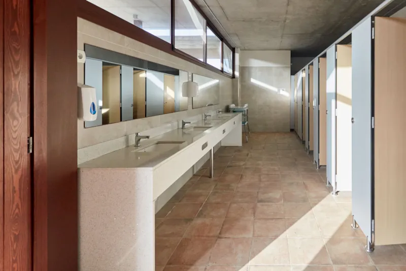 Emplacement Moyen Avec L'électricité, L'eau Et L'égout