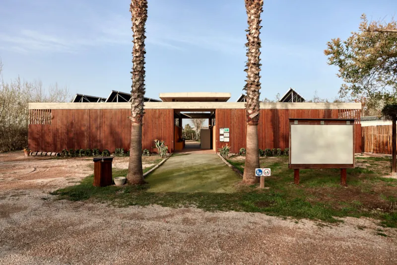 Emplacement Moyen Avec L'électricité, L'eau Et L'égout