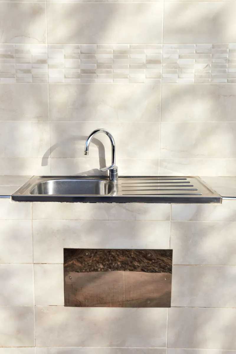 Emplacement Moyen Avec L'électricité, L'eau Et L'égout